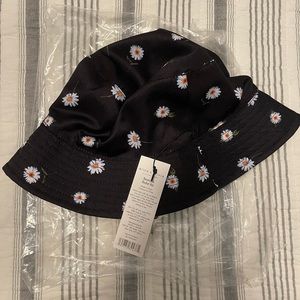 Reversible bucket hat, see all pictures. NWT!